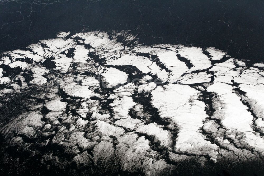 Hohenfelden von oben - Eisschicht auf dem Stausee in Hohenfelden im Bundesland Thüringen