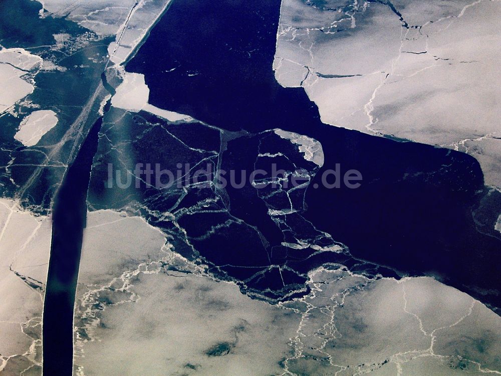 Lappland von oben - Eisschollen - Treibeis mit Fahrrinnen von Eisbrechern auf der Ostsee an der Küste vor Lappland in Finnland
