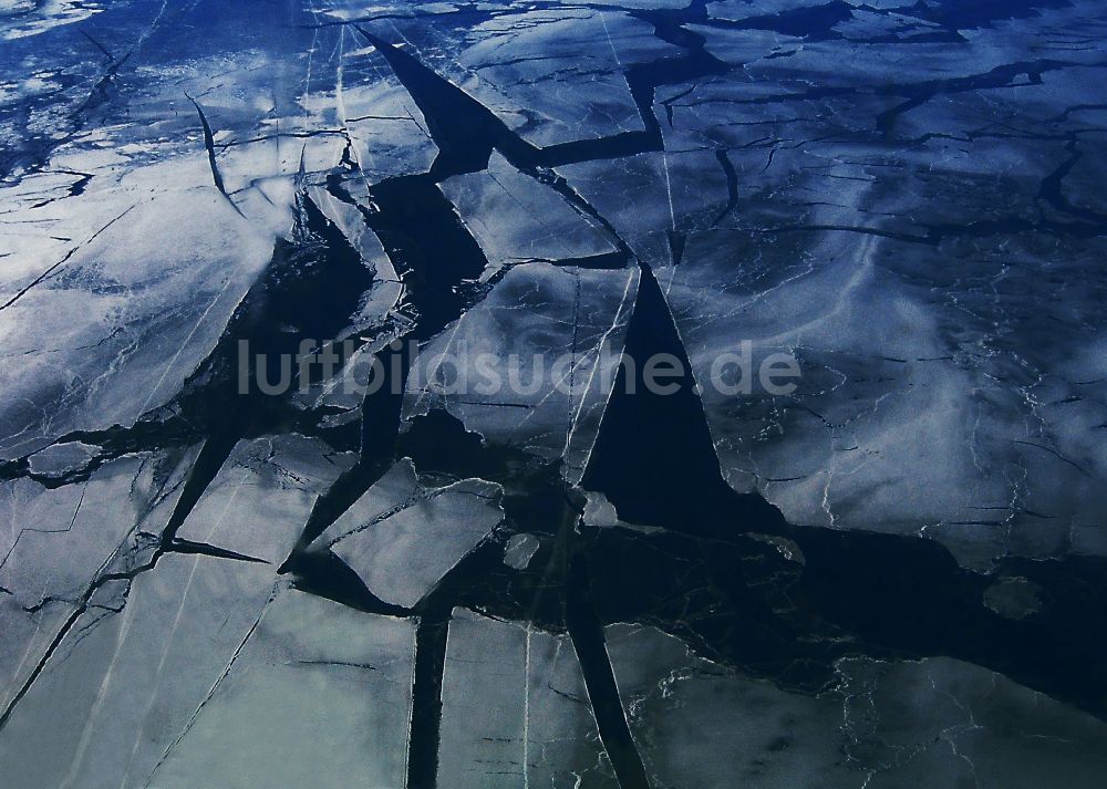 Lappland aus der Vogelperspektive: Eisschollen - Treibeis mit Fahrrinnen von Eisbrechern auf der Ostsee an der Küste vor Lappland in Finnland