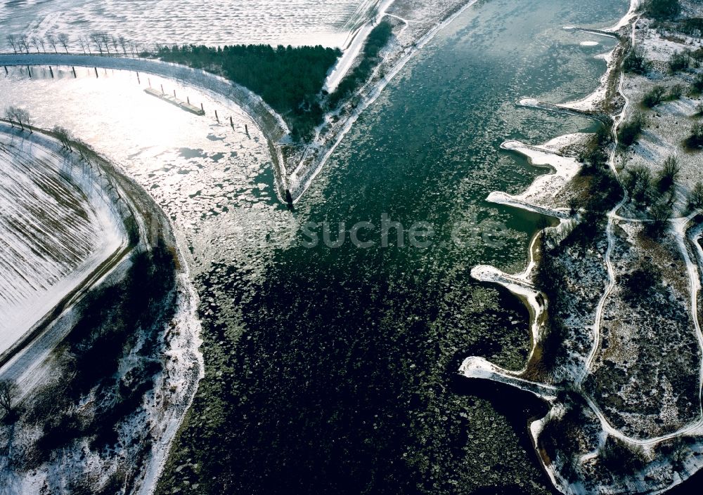 Luftaufnahme Nünchritz - Eisstrukturen der Elbe bei Nünchritz im Bundesland Sachsen
