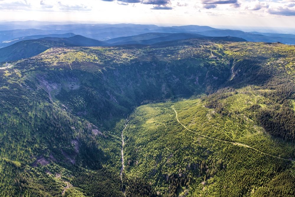 Luftaufnahme Spindlermuhle - Elb Wasserfälle in Spindlermuhle im Riesengebirge in Kralovehradecky kraj, Tschechien