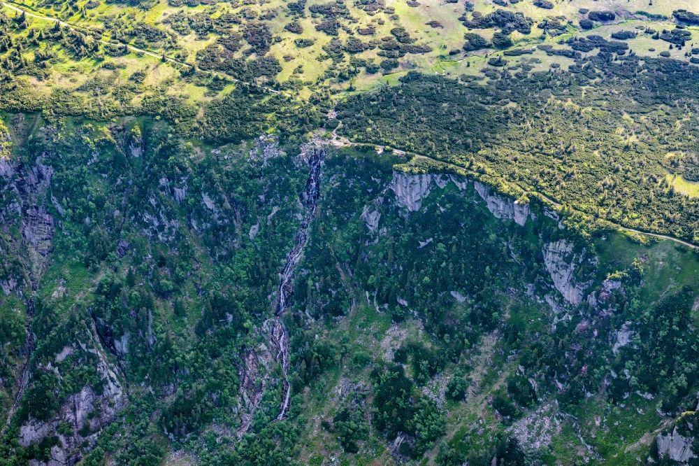 Spindlermuhle aus der Vogelperspektive: Elb Wasserfälle in Spindlermuhle im Riesengebirge in Kralovehradecky kraj, Tschechien