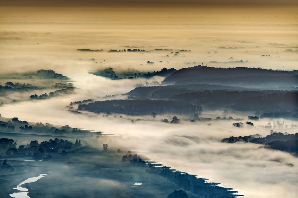 Luftaufnahme Neu Darchau - Elbaue im Morgennebel Neu Darchau im Bundesland Niedersachsen, Deutschland