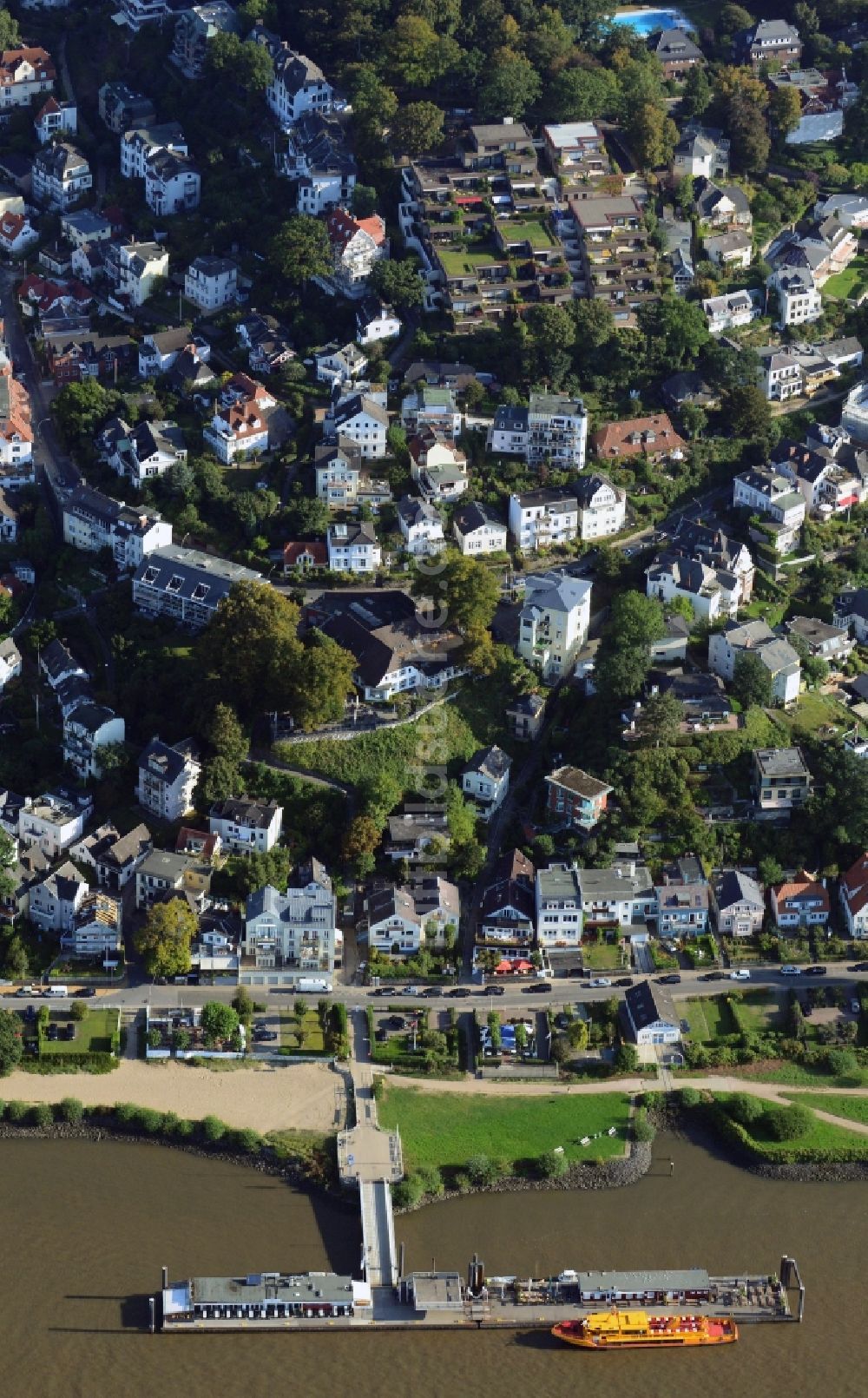Luftaufnahme Hamburg Blankenese - Elbe- Uferbereich im Stadtteil Blankenese in Hamburg