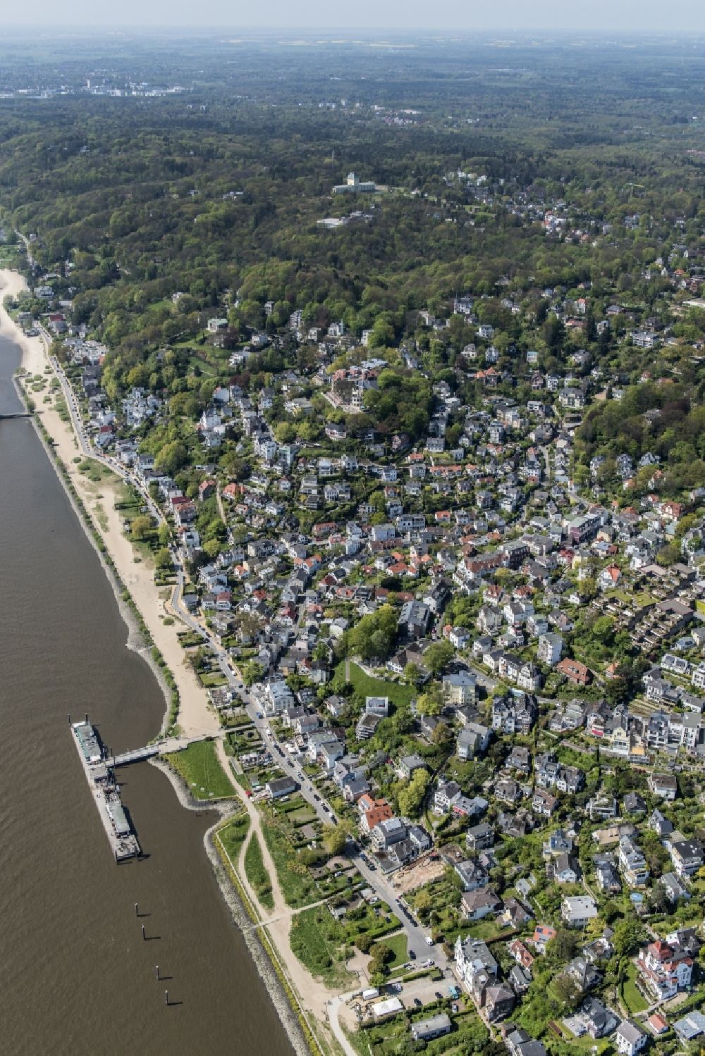 Hamburg von oben - Elbe- Uferbereich im Stadtteil Blankenese in Hamburg