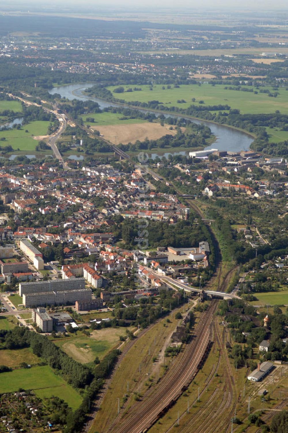 Luftbild Dessau-Roßlau - Elbebrücke Roßlau / Streckenabschnitt Albrechtstraße der B184