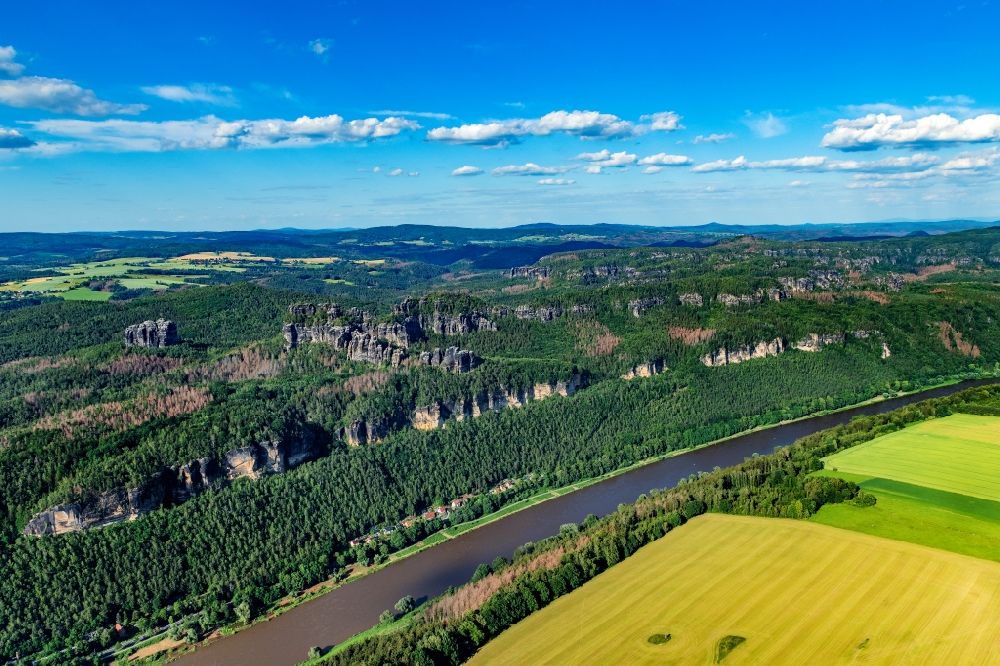 Bad Schandau aus der Vogelperspektive: Elbsandstein Gebirge in Bad Schandau mit dem Flußlauf der Elbe im Bundesland Sachsen, Deutschland