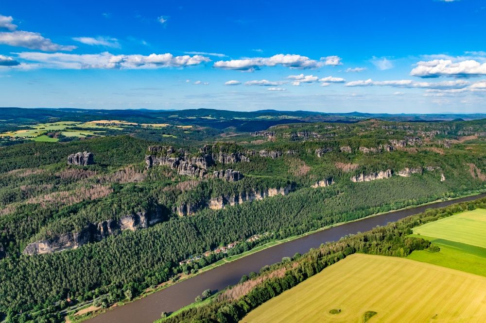 Luftaufnahme Bad Schandau - Elbsandstein Gebirge in Bad Schandau mit dem Flußlauf der Elbe im Bundesland Sachsen, Deutschland