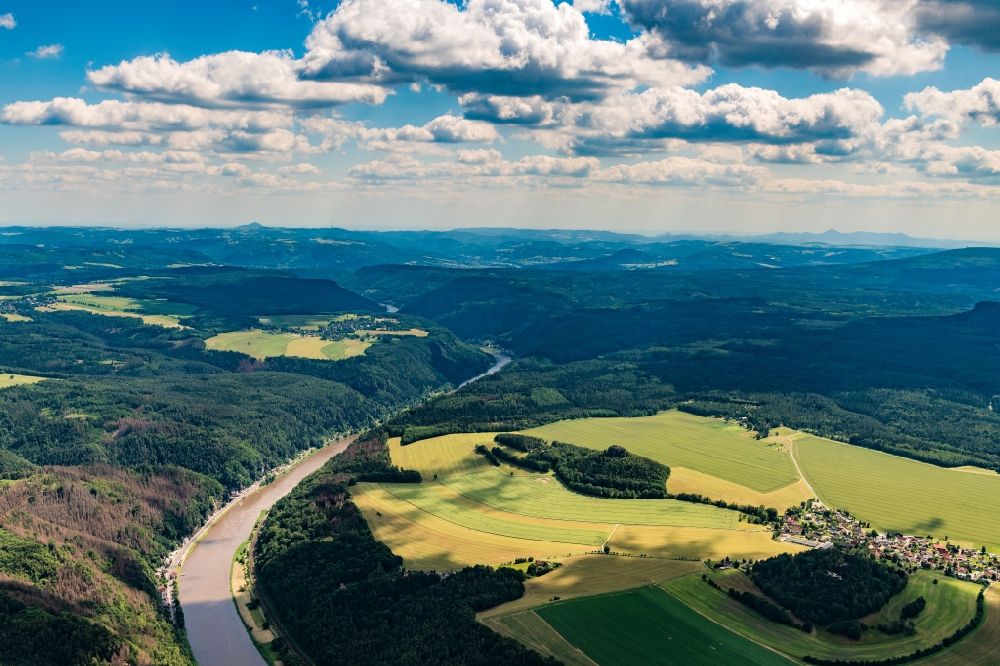 Luftaufnahme Bad Schandau - Elbsandstein Gebirge in Bad Schandau mit dem Flußlauf der Elbe im Bundesland Sachsen, Deutschland