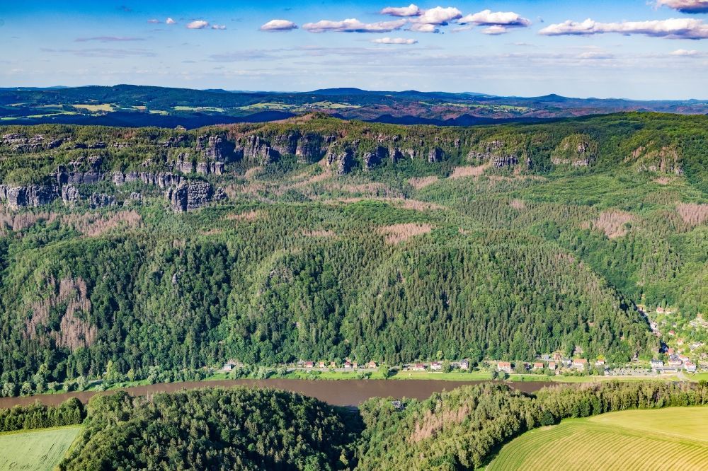 Bad Schandau aus der Vogelperspektive: Elbsandstein Gebirge in Bad Schandau mit dem Flußlauf der Elbe im Bundesland Sachsen, Deutschland
