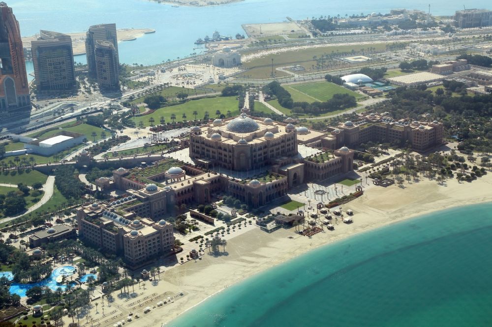 Luftaufnahme Abu Dhabi - Emirates Palace Hotel auf der Halbinsel Ras Al Akhdar am Persischen Golf in Abu Dhabi in Vereinigte Arabische Emirate