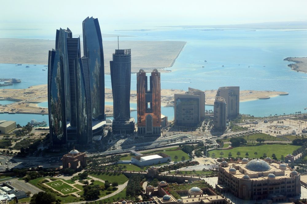 Luftbild Abu Dhabi - Emirates Palace Hotel auf der Halbinsel Ras Al Akhdar (rechts) und Etihad Towers im Persischen Golf in Abu Dhabi in Vereinigte Arabische Emirate