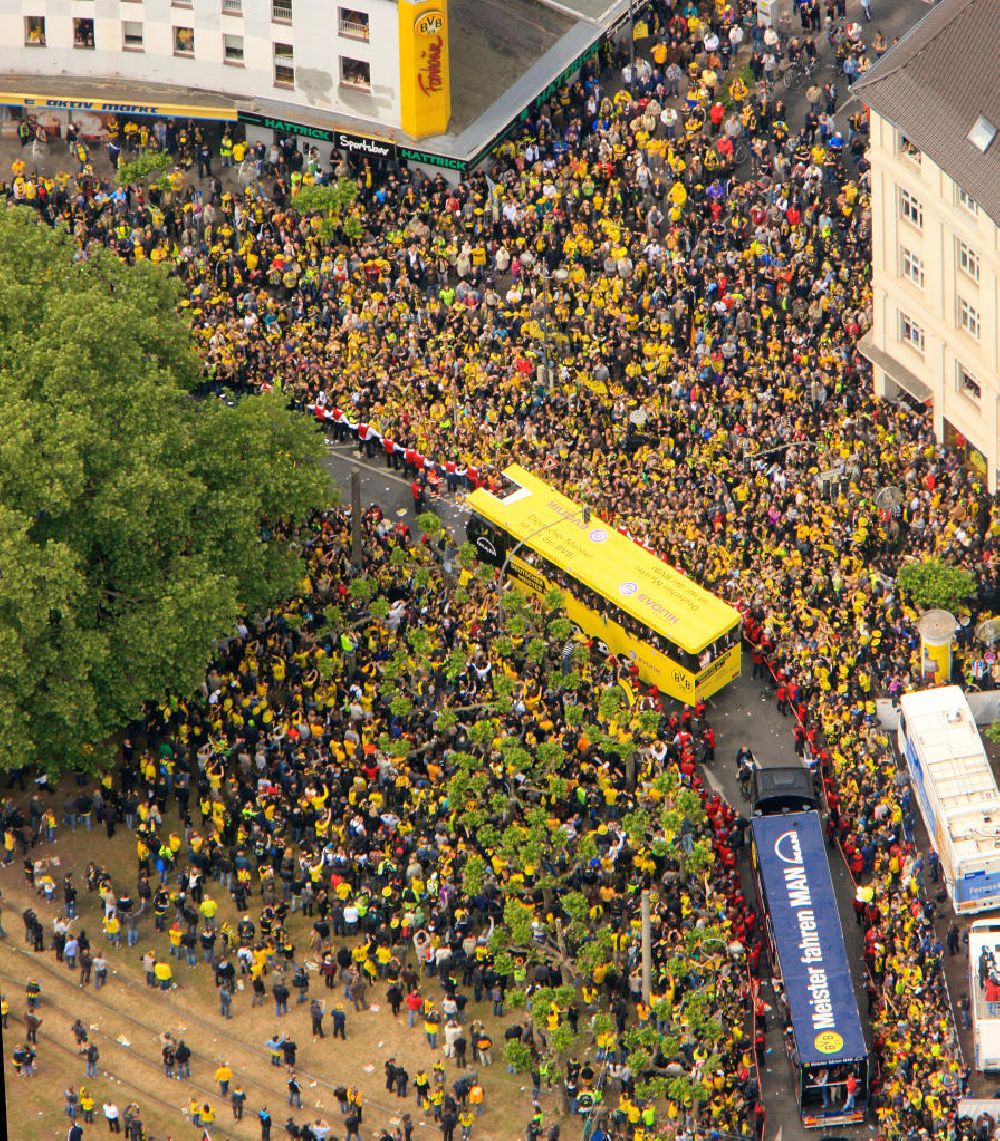 Luftaufnahme Dortmund - Empfang / Meisterschaftsfeier für die Fußball- Mannschaft von Borussia Dortmund mit einem Autokorso in der Dortmunder Innenstadt