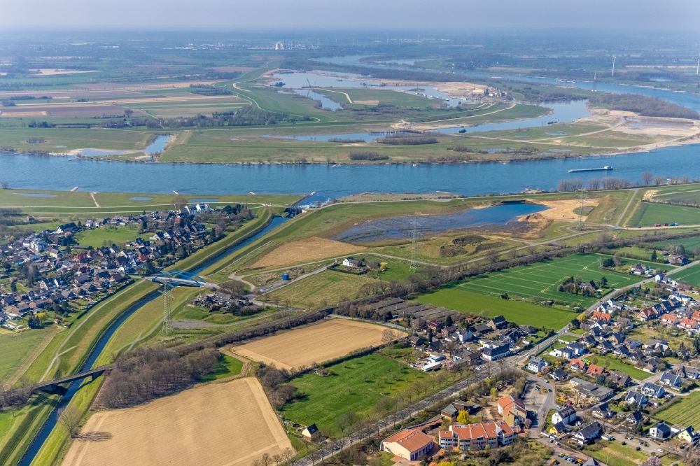 Dinslaken aus der Vogelperspektive: Emscher Mündung in den Rhein bei Dinslaken im Bundesland Nordrhein-Westfalen