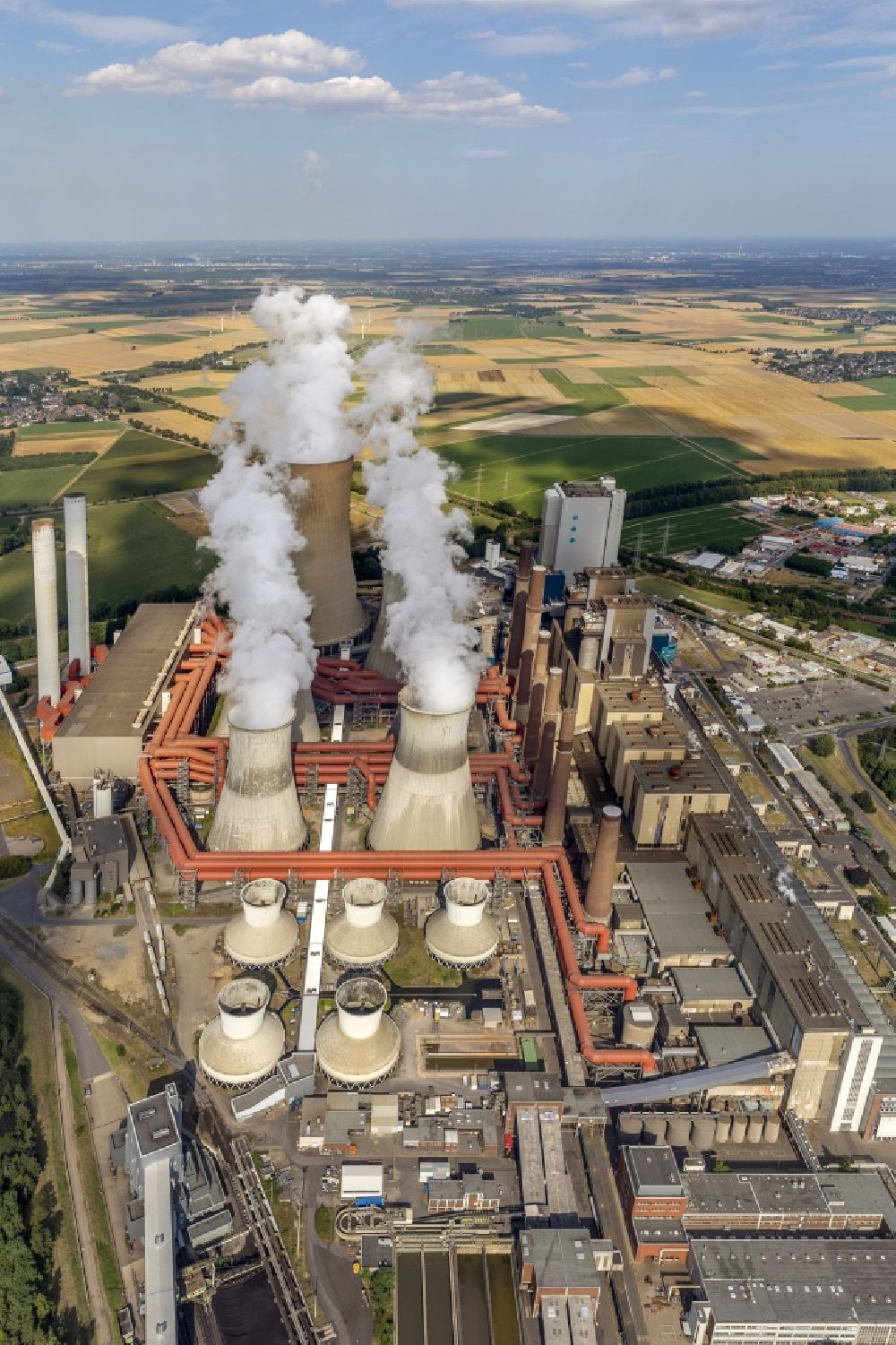 Niederaußem aus der Vogelperspektive: Ensemble der RWE Kohle- Kraftwerke bei Neurath und Niederaußem in Nordrhein-Westfalen