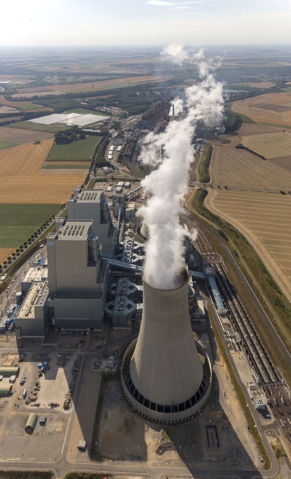 Luftaufnahme NIEDERAUßEM - Ensemble der RWE Kohle- Kraftwerke bei Neurath und Niederaußem in Nordrhein-Westfalen