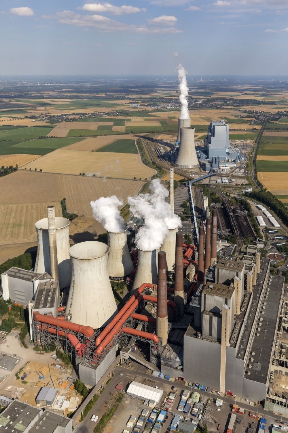 NIEDERAUßEM aus der Vogelperspektive: Ensemble der RWE Kohle- Kraftwerke bei Neurath und Niederaußem in Nordrhein-Westfalen