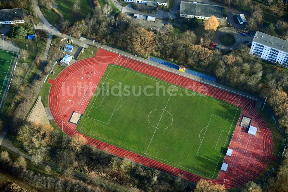 Luftaufnahme Berlin - Ensemble der Sportplatzanlagen des ATHLETIK-CLUB BERLIN e.V. im Ortsteil Kaulsdorf in Berlin