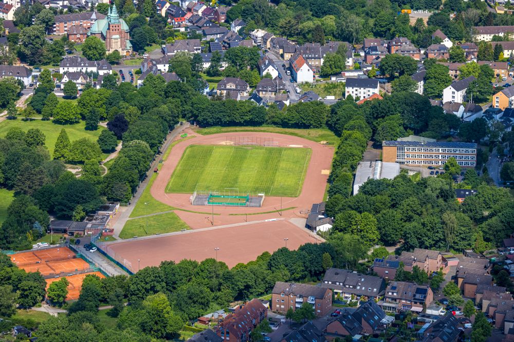 Bottrop von oben - Ensemble der Sportplatzanlagen am Batenbrockerpark in Bottrop im Bundesland Nordrhein-Westfalen, Deutschland