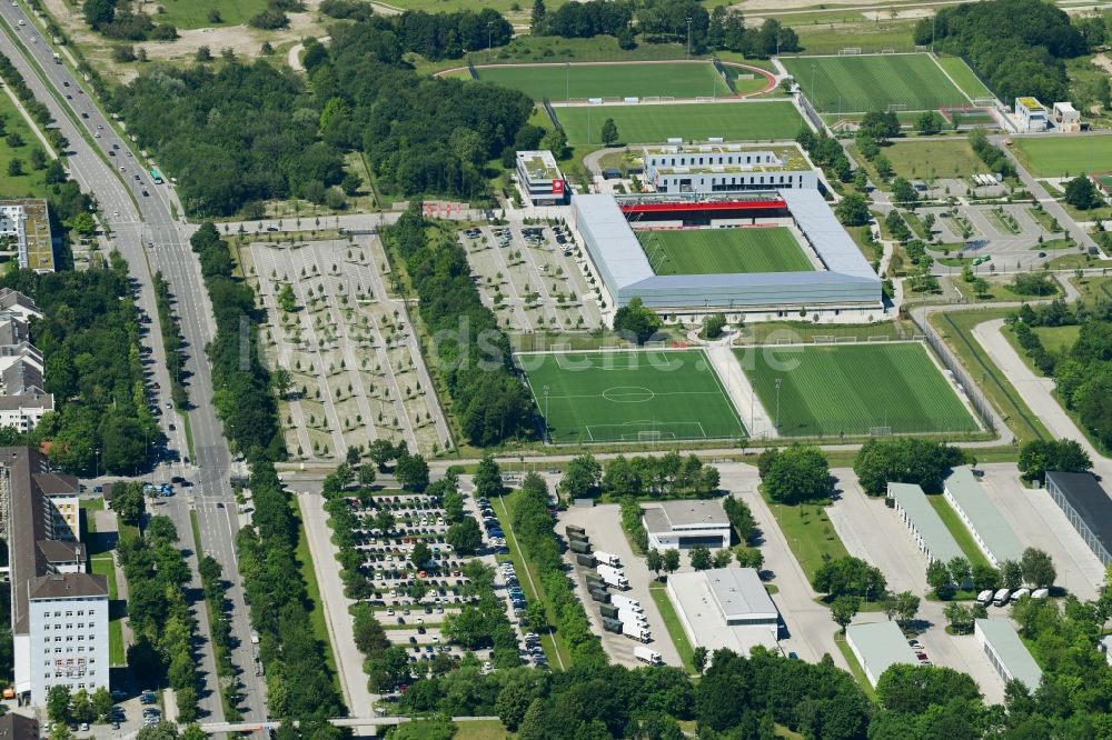 Luftaufnahme München - Ensemble der Sportplatzanlagen auf dem FC Bayern Campus in München im Bundesland Bayern, Deutschland