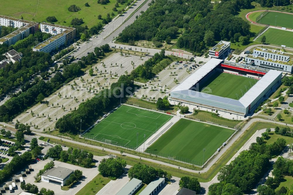 München von oben - Ensemble der Sportplatzanlagen auf dem FC Bayern Campus in München im Bundesland Bayern, Deutschland