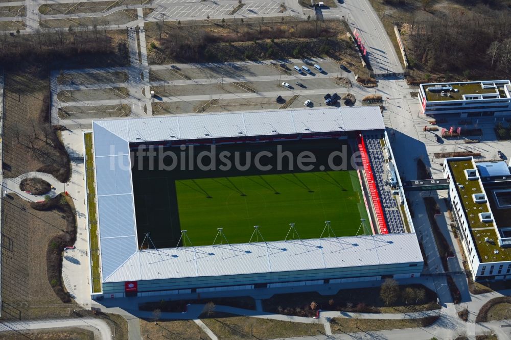 Luftaufnahme München - Ensemble der Sportplatzanlagen auf dem FC Bayern Campus in München im Bundesland Bayern, Deutschland
