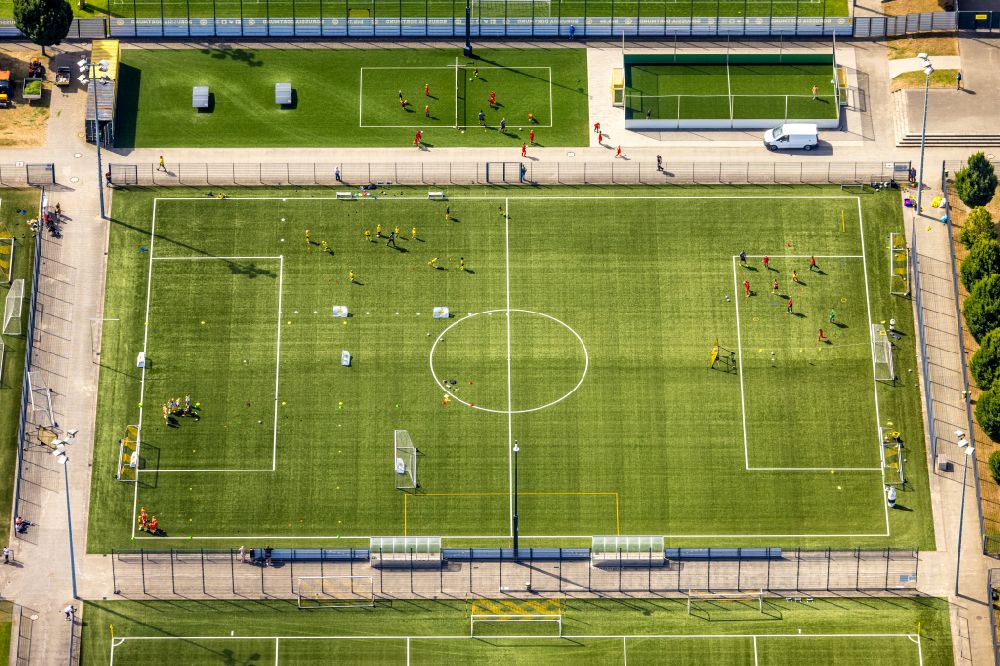 Dortmund aus der Vogelperspektive: Ensemble der Sportplatzanlagen des BVB Trainingszentrum in Dortmund im Bundesland Nordrhein-Westfalen, Deutschland