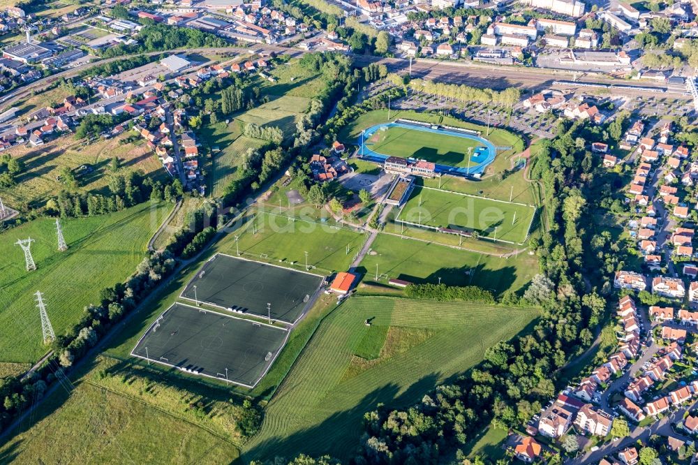 Luftaufnahme Haguenau - Ensemble der Sportplatzanlagen des Football Club Haguenau im Parc des Sports de Haguenau in Haguenau in Grand Est, Frankreich