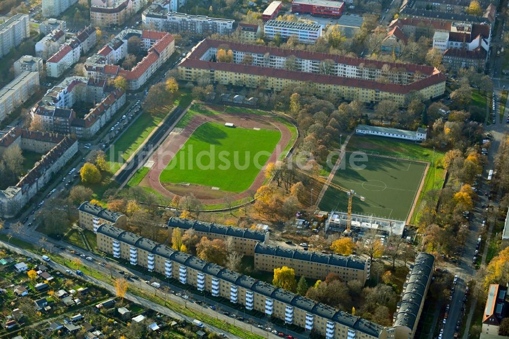 Berlin aus der Vogelperspektive: Ensemble der Sportplatzanlagen Kissingen-Stadion im Ortsteil Pankow in Berlin, Deutschland