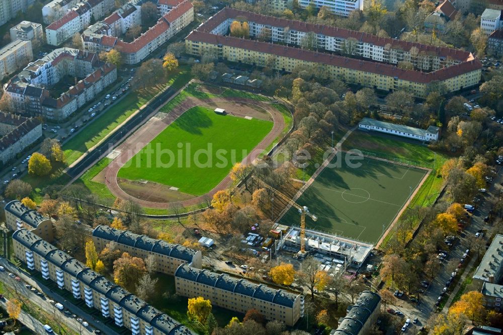 Luftbild Berlin - Ensemble der Sportplatzanlagen Kissingen-Stadion im Ortsteil Pankow in Berlin, Deutschland