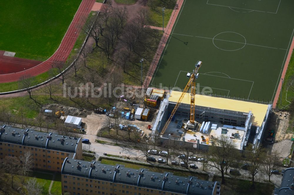 Luftaufnahme Berlin - Ensemble der Sportplatzanlagen Kissingen-Stadion im Ortsteil Pankow in Berlin, Deutschland