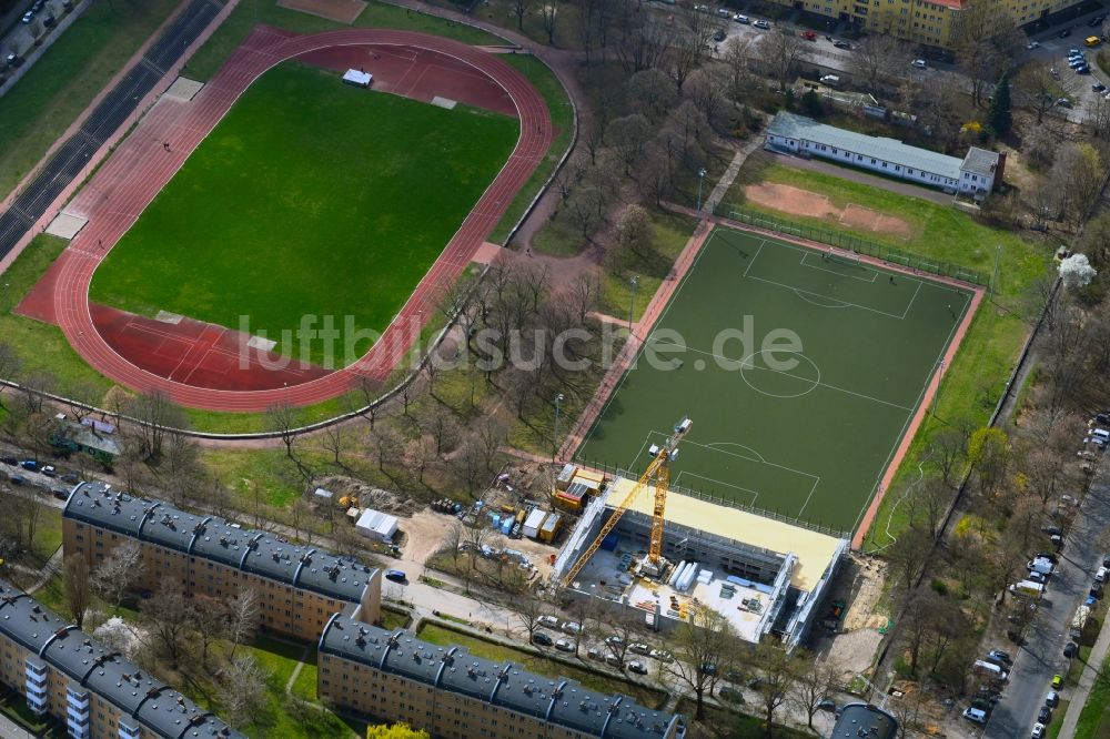 Berlin von oben - Ensemble der Sportplatzanlagen Kissingen-Stadion im Ortsteil Pankow in Berlin, Deutschland