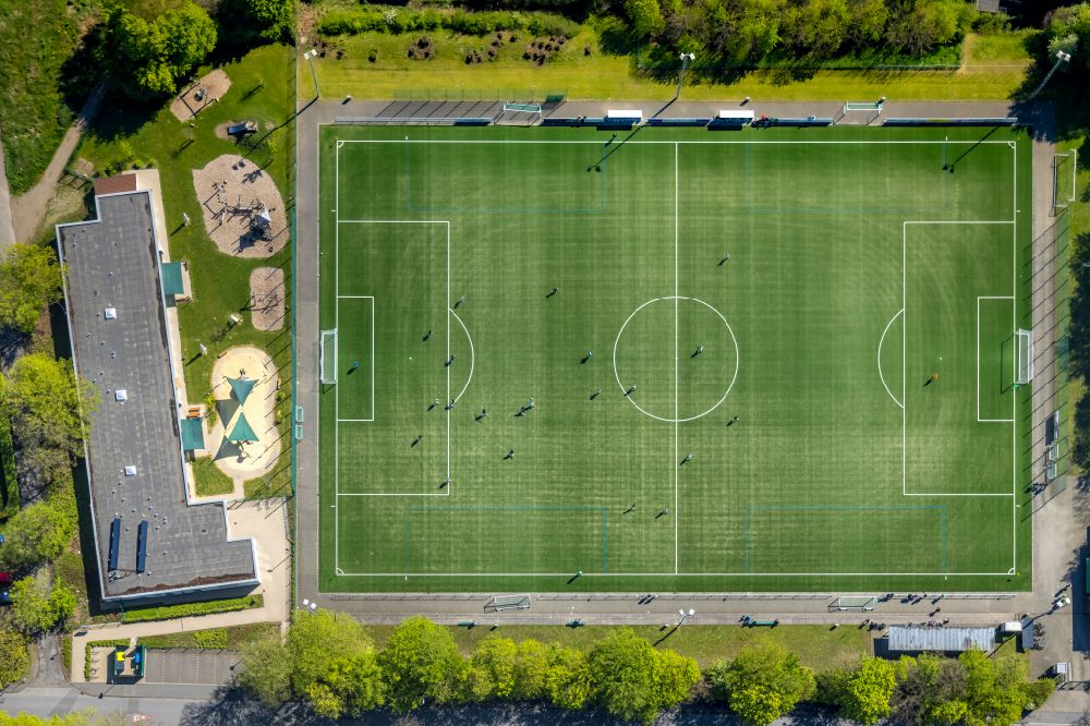 Luftbild Bergkamen - Ensemble der Sportplatzanlagen am Römerbergstadion mit Fußballspielern in Bergkamen im Bundesland Nordrhein-Westfalen, Deutschland