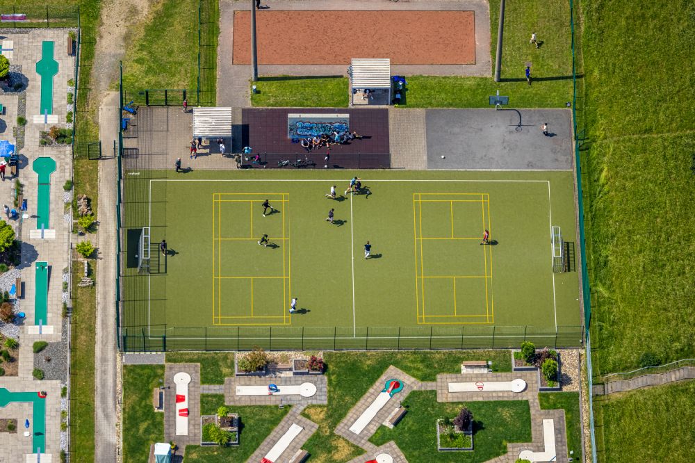 Herne von oben - Ensemble der Sportplatzanlagen des Spielplatz - Bolzplatz am Heisterkamp in Herne im Bundesland Nordrhein-Westfalen, Deutschland
