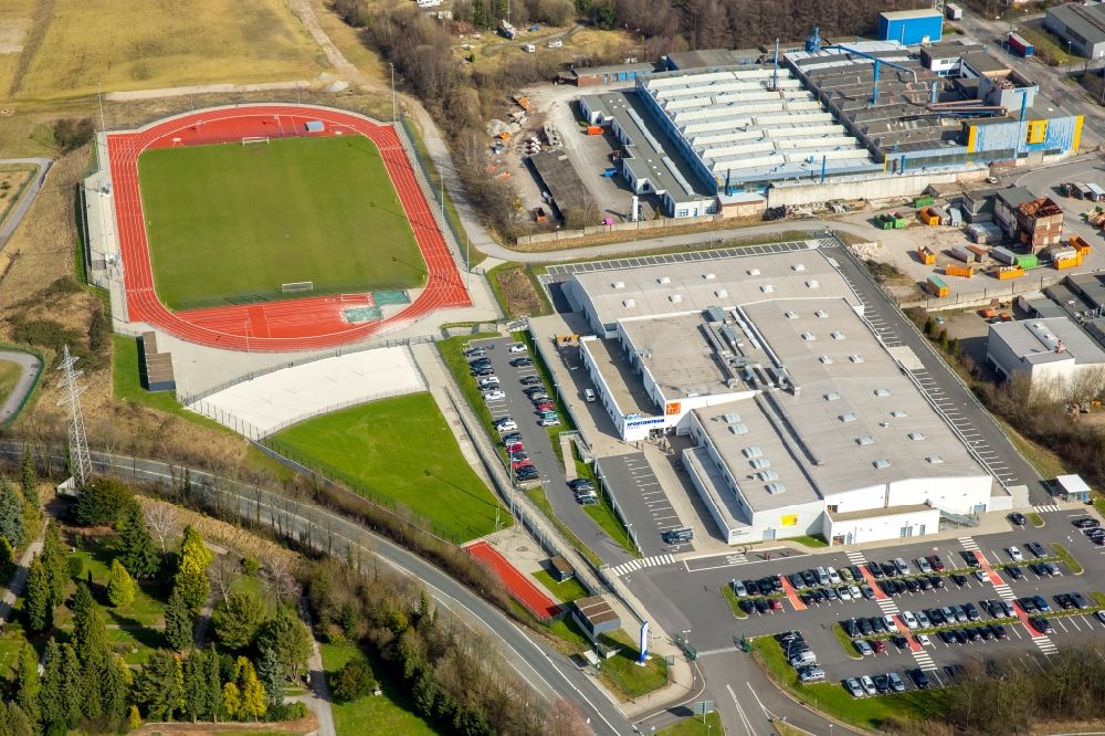 Velbert von oben - Ensemble der Sportplatzanlagen und Sporthalle am EMKA Sportzentrum Velbert in Velbert im Bundesland Nordrhein-Westfalen, Deutschland