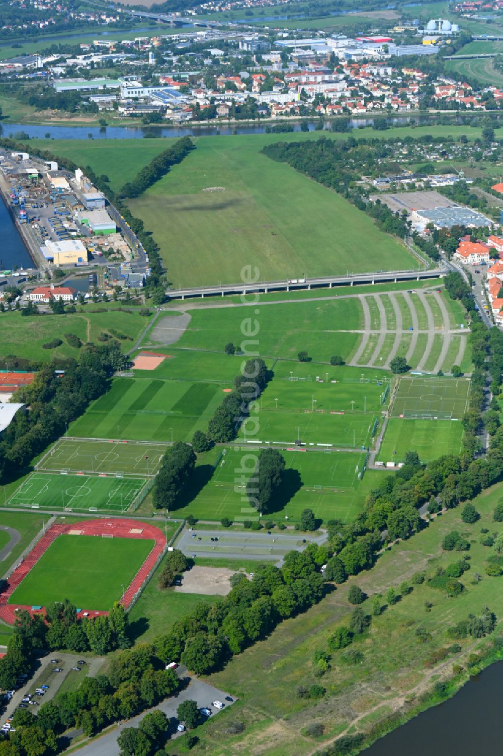 Dresden aus der Vogelperspektive: Ensemble der Sportplatzanlagen Sportpark Ostra in Dresden im Bundesland Sachsen, Deutschland
