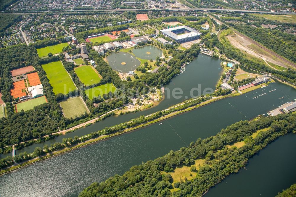 Duisburg von oben - Ensemble der Sportplatzanlagen Wedau Sportpark in Duisburg im Bundesland Nordrhein-Westfalen, Deutschland