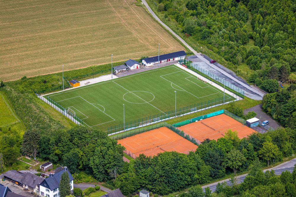 Luftaufnahme Arnsberg - Ensemble der Sportplatzanlagen Im Windfirkel in Arnsberg im Bundesland Nordrhein-Westfalen, Deutschland