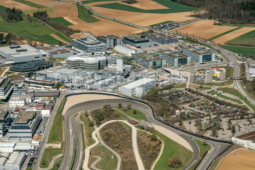 Luftaufnahme Weissach - Entwicklungs- Gebäude und Bürokomplex des Porsche Entwicklungszentrum in Weissach im Bundesland Baden-Württemberg, Deutschland