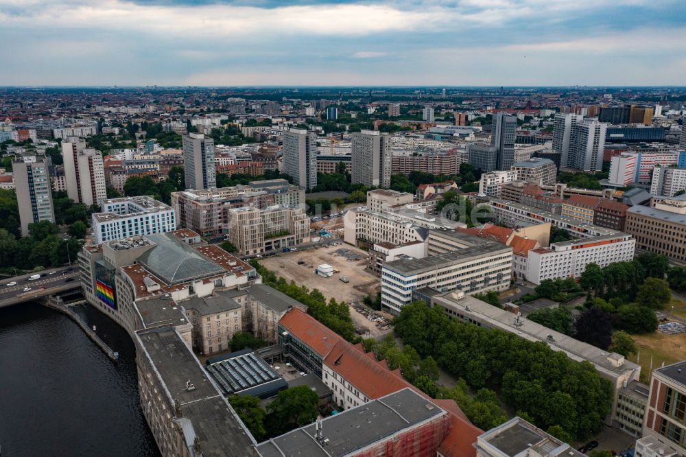 Luftbild Berlin - Entwicklungsgebiet und Bauland- Brache Breite Straße Ecke Scharrenstraße im Ortsteil Mitte in Berlin, Deutschland