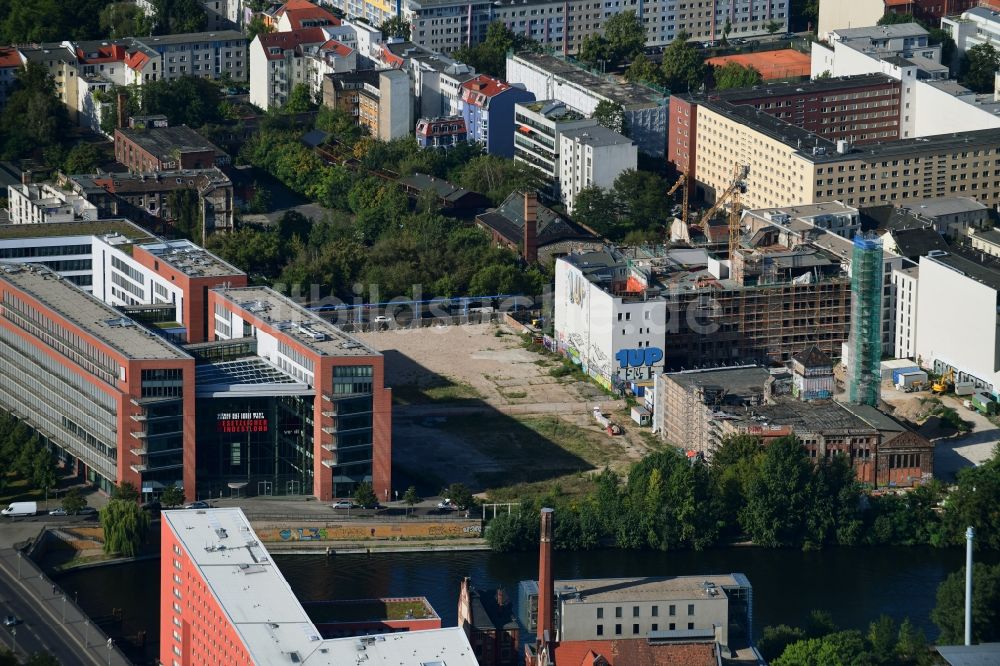 Luftaufnahme Berlin - Entwicklungsgebiet und Bauland- Brache an der Köpenicker Straße im Ortsteil Mitte in Berlin, Deutschland