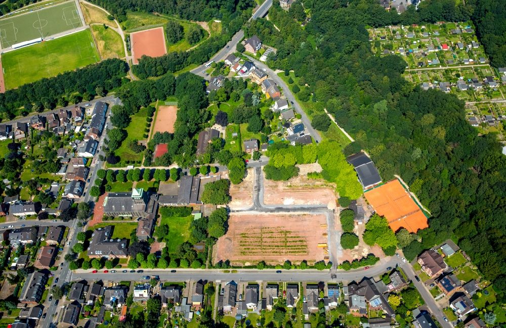 Luftbild Bottrop - Entwicklungsgebiet und Bauland- Brache an der Ludgeruskirche im Stadtteil Fuhlenbrock in Bottrop im Bundesland Nordrhein-Westfalen