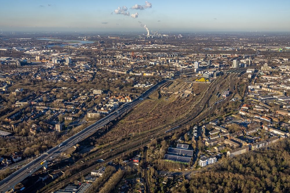 Luftaufnahme Duisburg - Entwicklungsgebiet und Bauland- Brache zwischen der BAB59 und den Bahngleisen in Duisburg im Bundesland Nordrhein-Westfalen, Deutschland