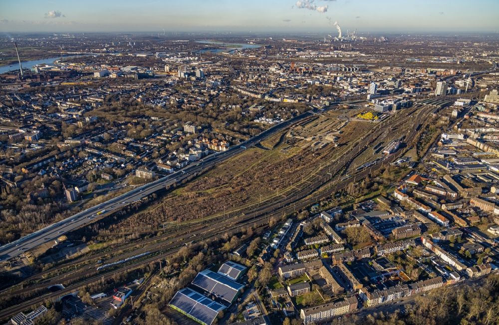 Duisburg von oben - Entwicklungsgebiet und Bauland- Brache zwischen der BAB59 und den Bahngleisen in Duisburg im Bundesland Nordrhein-Westfalen, Deutschland
