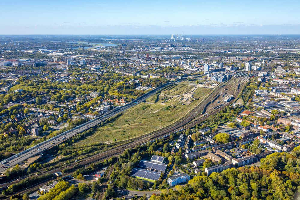 Luftbild Duisburg - Entwicklungsgebiet und Bauland- Brache zwischen der BAB59 und den Bahngleisen in Duisburg im Bundesland Nordrhein-Westfalen, Deutschland