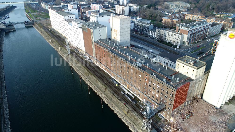 Luftaufnahme Köln - Entwicklungsgebiet des Deutzer Hafen am Ufer des Rhein in Köln im Bundesland Nordrhein-Westfalen, Deutschland