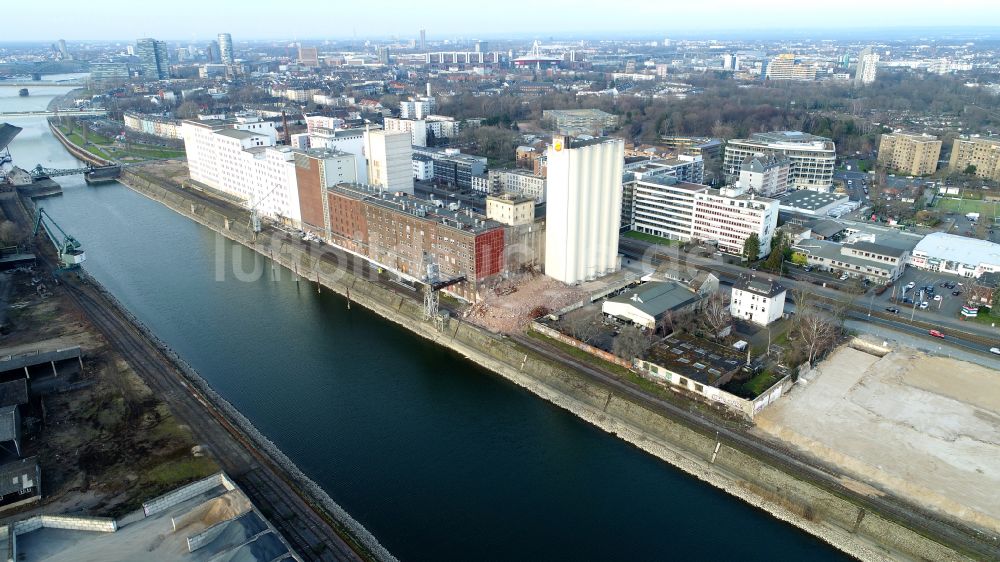 Luftaufnahme Köln - Entwicklungsgebiet des Deutzer Hafen am Ufer des Rhein in Köln im Bundesland Nordrhein-Westfalen, Deutschland