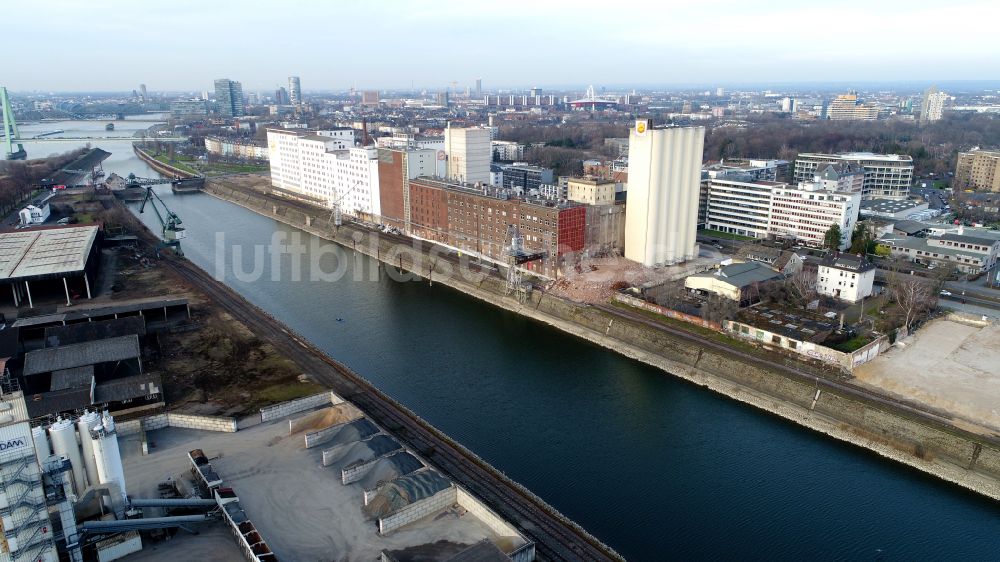 Luftbild Köln - Entwicklungsgebiet des Deutzer Hafen am Ufer des Rhein in Köln im Bundesland Nordrhein-Westfalen, Deutschland