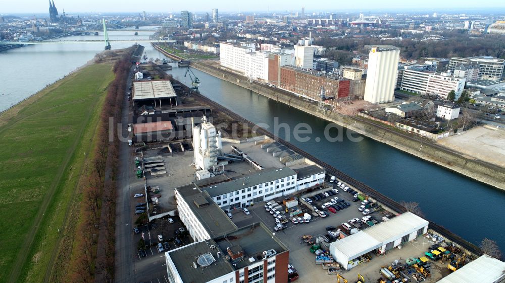 Köln aus der Vogelperspektive: Entwicklungsgebiet des Deutzer Hafen am Ufer des Rhein in Köln im Bundesland Nordrhein-Westfalen, Deutschland