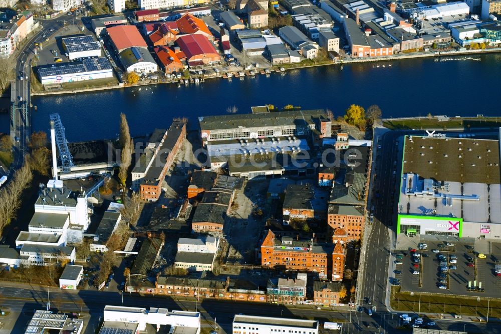 Luftbild Berlin - Entwicklungsgebiet der Industriebrache des ehemaligen Bärenquell-Brauereigelände im Ortsteil Niederschöneweide in Berlin, Deutschland